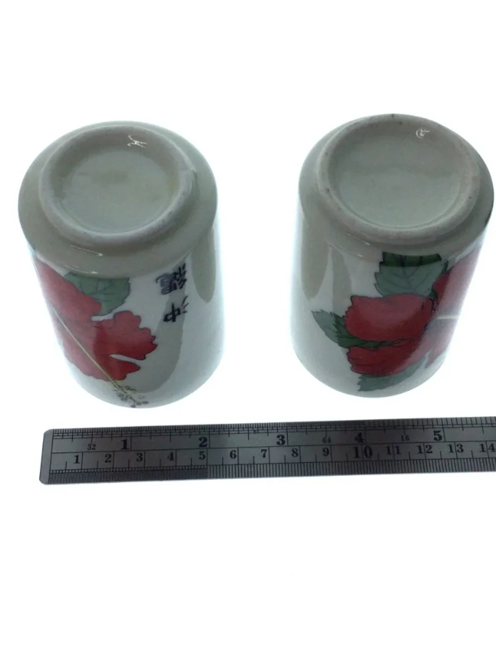 Vintage Japanese Red Hibiscus Porcelain Tea or Saki Cups - Set of 2 - Picture 3 of 4